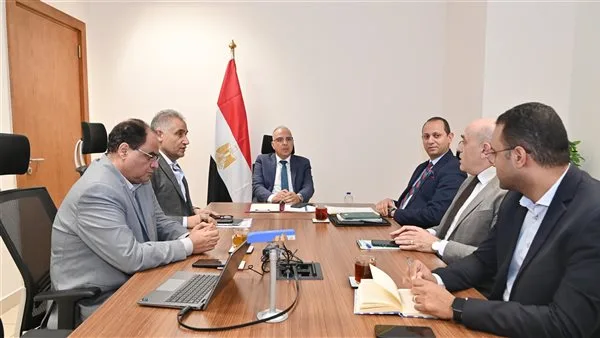 وزير الري يتابع جهود إزالة الحشائش وورد النيل والتعديات على المجاري المائية.