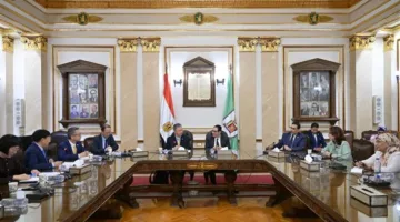 رئيس جامعة القاهرة يستضيف وفد الجمعية الصينية للتعليم العالي لاستكشاف مجالات التعاون الأكاديمي والبحثي.