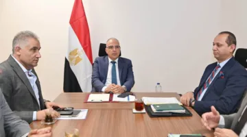 وزير الموارد المائية يراقب جهود إزالة الحشائش وورد النيل وإزالة التعديات على مجرى نهر النيل