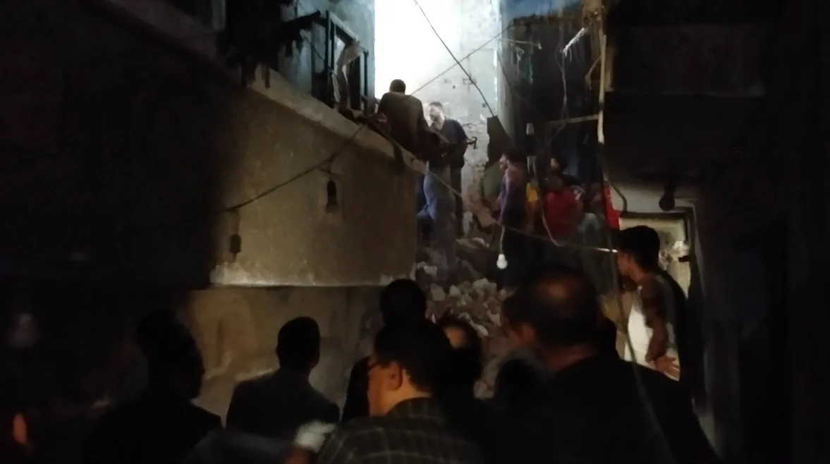 إنقاذ السيدة العجوز من تحت ركام المنزل المنهار في أسيوط إنقاذ السيدة العجوز من تحت ركام المنزل المنهار في أسيوط