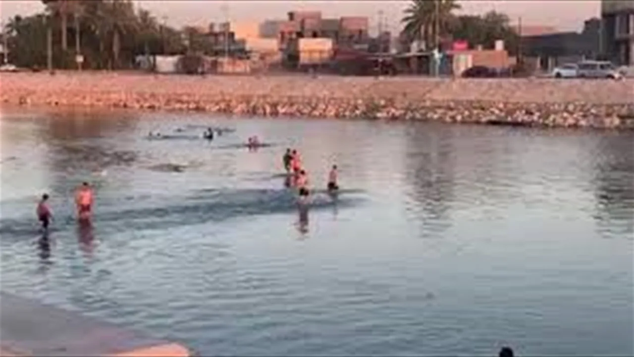 بسبب نقص المياه.. شاب يقطع شط الحلة بدراجته الهوائية (فيديو)