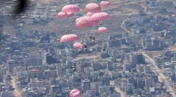 الجيش الإسرائيلي يعلن عن استئناف إلقاء المساعدات الإنسانية جواً على غزة، مع فرض “هدنة إنسانية” محدودة.