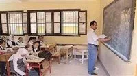 أولياء الأمور في مصر يعبرون عن استيائهم من بدء معلّمي الدروس الخصوصية في الإعلان عن خدماتهم للسنة الجديدة.