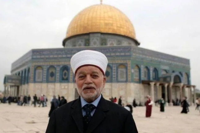 الاحتلال الإسرائيلي يبلغ مفتى القدس بقرار إبعاده عن المسجد الأقصى لمدة أسبوع