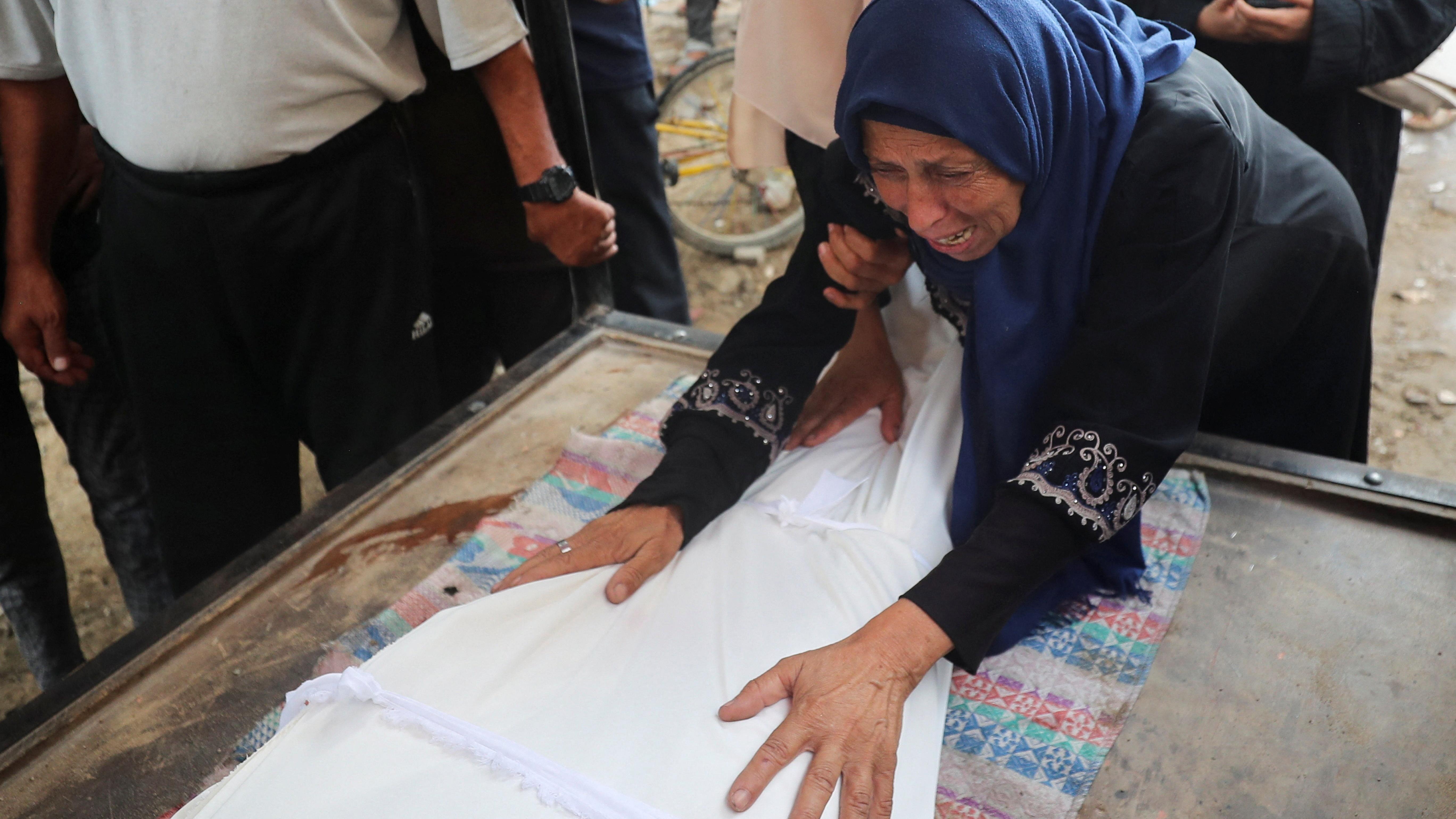 امرأة تبكي بعد مقتل ابنها في غزة