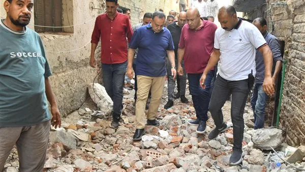 محافظ أسيوط يزور موقع المنزل المدمر في “الفواخير” ويحث على سرعة تقديم المساعدات للمتضررين. محافظ أسيوط يزور موقع المنزل المدمر في “الفواخير” ويحث على سرعة تقديم المساعدات للمتضررين.