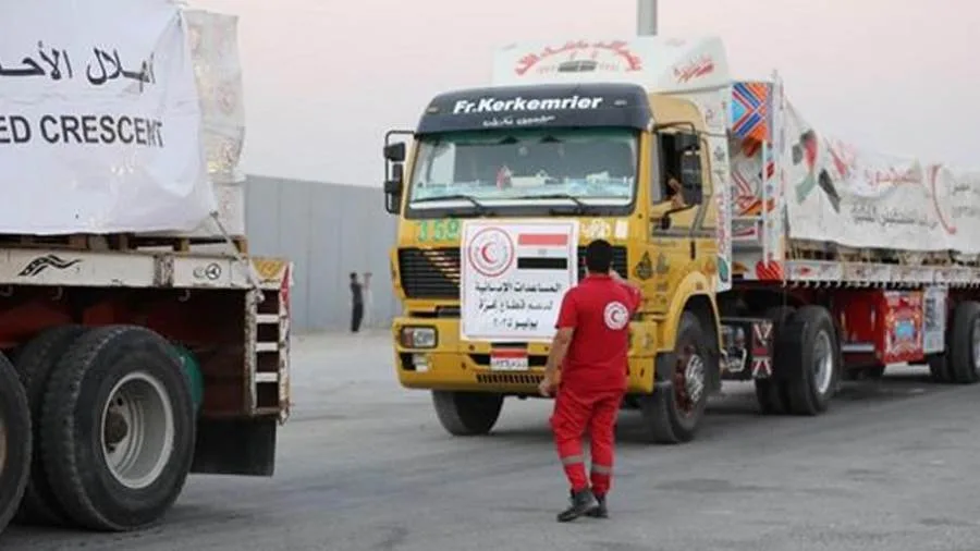قافلة جديدة من المساعدات الإنسانية من الهلال الأحمر المصري إلى غزة قافلة جديدة من المساعدات الإنسانية من الهلال الأحمر المصري إلى غزة