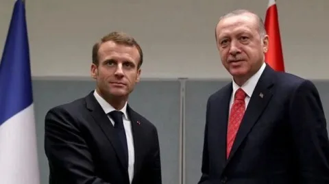 إردوغان يثني على قرار ماكرون الاعتراف بفلسطين ويشدد على أهمية “حل الدولتين” لتحقيق السلام المستدام في المنطقة.