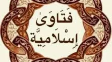 فتاوى وأحكام دينية: حكم الصلاة على سجادة حريرية، الطهارة من بول القطط، وكيفية استخدام السبابة في التشهد.