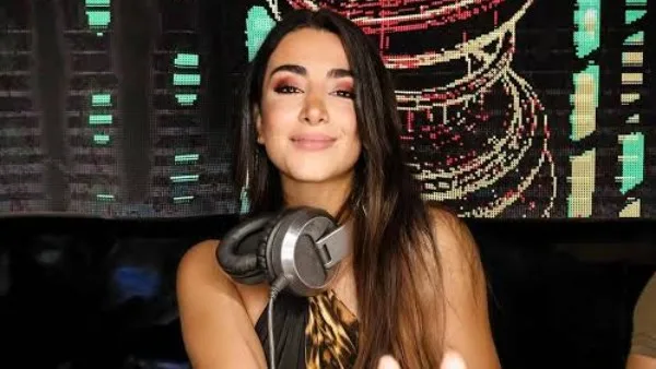 الدي جي اللبنانية كلوي كتيلي تفتتح عرض عمرو دياب في مهرجان العلمين