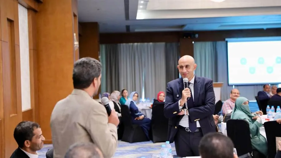 وزير التعليم يطلق البرنامج التدريبي الشامل لمعلمي اللغة العربية حول المناهج الجديدة. وزير التعليم يطلق البرنامج التدريبي الشامل لمعلمي اللغة العربية حول المناهج الجديدة.