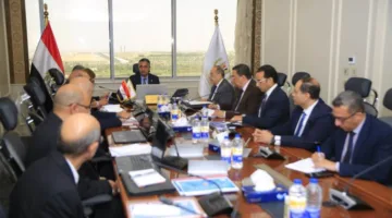 وزير التموين يلتقي بشركة “الجملة” لتعزيز المخزون الاستراتيجي للمواد الأساسية.
