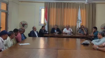 محافظ بني سويف يستعرض تقريرًا حول استراتيجيات تنظيم وتطوير مشروعات إعادة تدوير البلاستيك