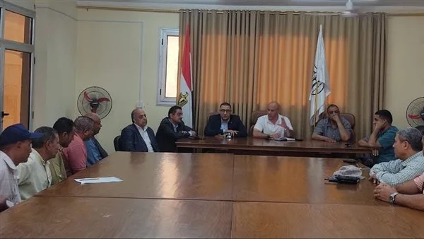 محافظ بني سويف يستعرض تقريرًا حول استراتيجيات تنظيم وتطوير مشروعات إعادة تدوير البلاستيك