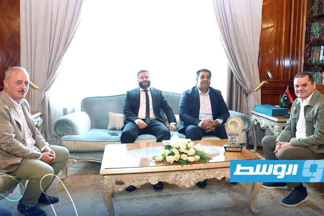 الدبيبة يكرم مبدعي فيلم “صعود” الفائز بجائزة أفضل فيلم أفريقي الدبيبة يكرم مبدعي فيلم “صعود” الفائز بجائزة أفضل فيلم أفريقي