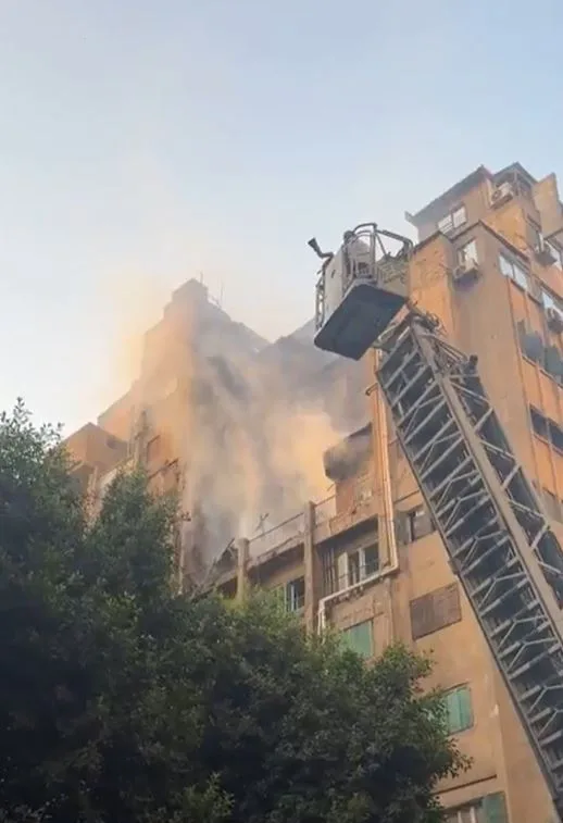 باستخدام السلالم الهيدروليكية.. فرق الحماية المدنية تتعامل مع حريق في شقة بوسط المدينة