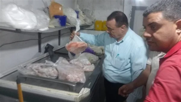 حملة ليلية للتموين تكشف عن لحوم فاسدة ومخزن بروتين غير معروف المصدر في دمياط حملة ليلية للتموين تكشف عن لحوم فاسدة ومخزن بروتين غير معروف المصدر في دمياط