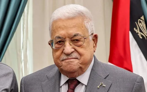 الرئيس عباس يعبّر عن رغبته في زيارة البيت الأبيض بينما تضع واشنطن شروطها.