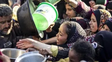 رغم خطورة الوضع: مئات من سكان غزة يتحدون المخاطر للحصول على المساعدات عبر معبر «زكيم»