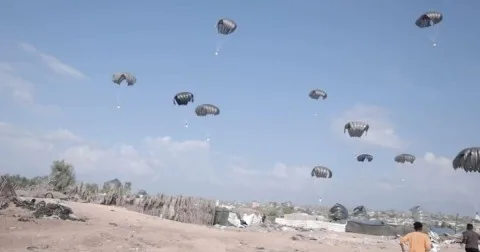 “حكومة غزة”: قمنا بثلاث عمليات إمداد جوي في مناطق خطرة تعادل حجم شاحنتين فقط.