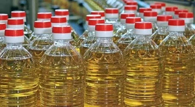 إحباط عملية تهريب 910 زجاجات من الزيت و912 كيلوغرام من السكر المدعوم إلى السوق السوداء في البحيرة إحباط عملية تهريب 910 زجاجات من الزيت و912 كيلوغرام من السكر المدعوم إلى السوق السوداء في البحيرة