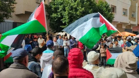 مواطنون مغاربة ينظمون احتجاجًا للمطالبة بإنهاء الجوع جراء السياسات الإسرائيلية في غزة مواطنون مغاربة ينظمون احتجاجًا للمطالبة بإنهاء الجوع جراء السياسات الإسرائيلية في غزة