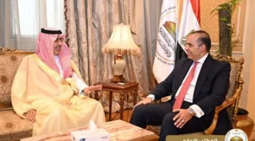 المستشار محمود فوزي يجتمع بالسفير صالح بن عيد الحصيني، سفير المملكة العربية السعودية، ويثني على عمق العلاقات التاريخية التي تربط البلدين.