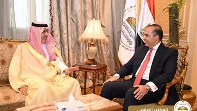 المستشار محمود فوزي يجتمع بالسفير صالح بن عيد الحصيني، سفير المملكة العربية السعودية، ويثني على عمق العلاقات التاريخية التي تربط البلدين.