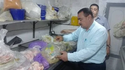 مراقب التموين يكتشف غذاءً غير صالح للكلاب في مطعم معروف بدمياط مراقب التموين يكتشف غذاءً غير صالح للكلاب في مطعم معروف بدمياط