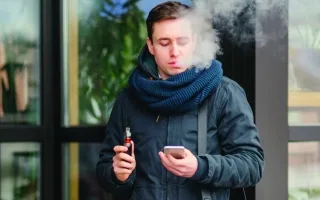 تدخين الفيب في المولات يسبب انزعاج الزوار والمطالبات بتطبيق غرامات صارمة.