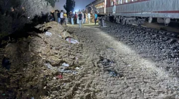 بلا إصابات.. تصادم قطار مع جرار زراعي في البحيرة