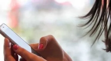 المحكمة تبرئ شابة من اتهامات ابتزاز طبيب عبر واتساب في التجمع.