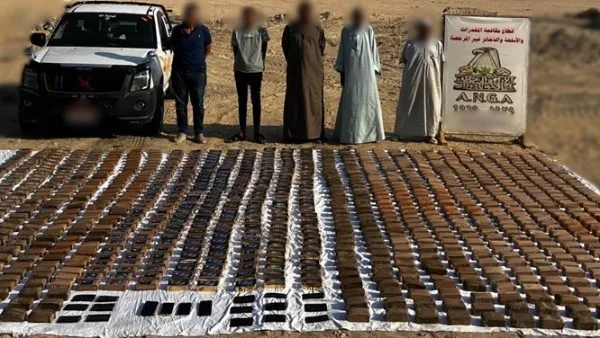 احتجاز عصابة متورطة في محاولات لتهريب مخدرات تقدر قيمتها بـ 100 مليون جنيه احتجاز عصابة متورطة في محاولات لتهريب مخدرات تقدر قيمتها بـ 100 مليون جنيه