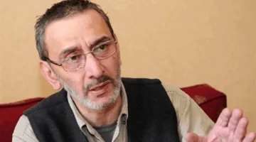 جثمان زياد الرحباني يُنقل حالياً من مستشفى الخوري إلى بلدة بكفيا.
