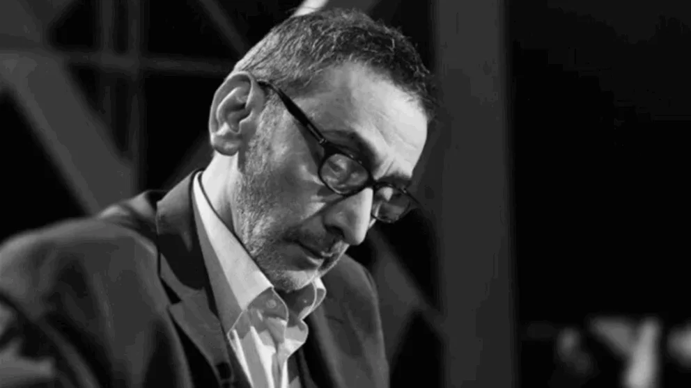 وسط الأهازيج والتصفيق.. زياد الرحباني يودع الحمرا للمرة النهائية (فيديو)