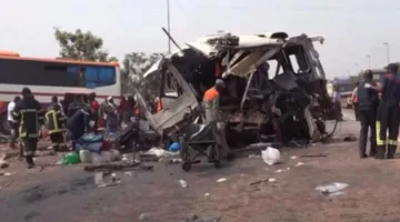 مأساة.. وفاة 16 فردًا جراء تصادم بين حافلة وشاحنة في ساحل العاج