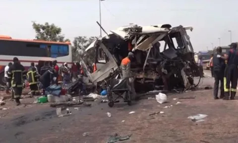 مأساة.. وفاة 16 فردًا جراء تصادم بين حافلة وشاحنة في ساحل العاج