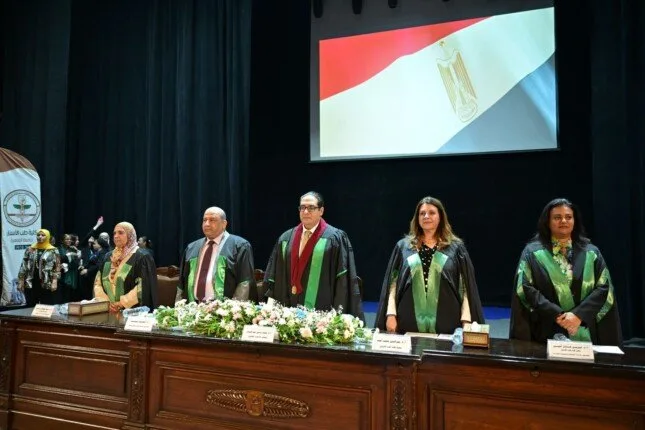 رئيس جامعة القاهرة يحتفل بتخرج الدفعة 97 من الطلاب الدوليين في كلية طب الأسنان