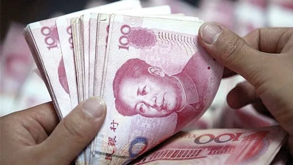 اليوان الصيني ينخفض إلى أدنى مستوى خلال شهر مع انتظار مفاوضات التعريفات الجمركية بين بكين وواشنطن.