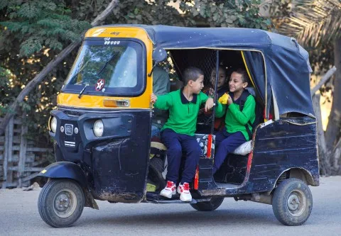 التوك توك في لبنان: وسيلة نقل شائعة بين التحديات اليومية والاحتياجات الحياتية