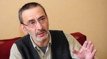 وداع عاطفي لزياد الرحباني.. تصفيق حار يعم مستشفى فؤاد خوري في بيروت (صور)
