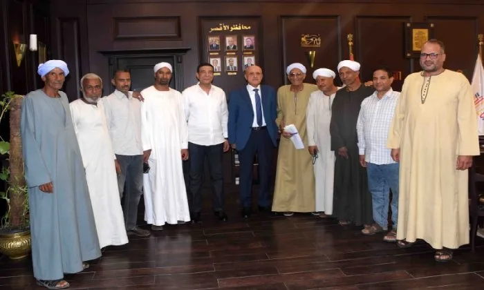محافظ الأقصر يلتقي وفدي «الكرنك» و«جزيرة العوامية» ويعطي تعليماته لاتخاذ إجراءات سريعة تلبي احتياجات السكان. محافظ الأقصر يلتقي وفدي «الكرنك» و«جزيرة العوامية» ويعطي تعليماته لاتخاذ إجراءات سريعة تلبي احتياجات السكان.