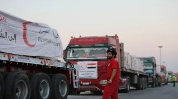 الهلال الأحمر: القافلة الثانية من المساعدات إلى “غزة” تتضمن 1500 طن من السلال الغذائية والدقيق.