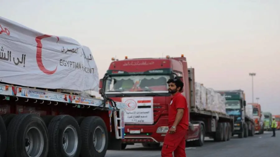 الهلال الأحمر: القافلة الثانية من المساعدات إلى “غزة” تتضمن 1500 طن من السلال الغذائية والدقيق. الهلال الأحمر: القافلة الثانية من المساعدات إلى “غزة” تتضمن 1500 طن من السلال الغذائية والدقيق.