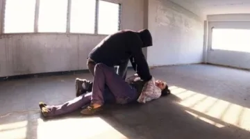 طعنة قاتلة بتحريض من الأم: نهاية مأساوية لزوجة خمسينية في الغربية