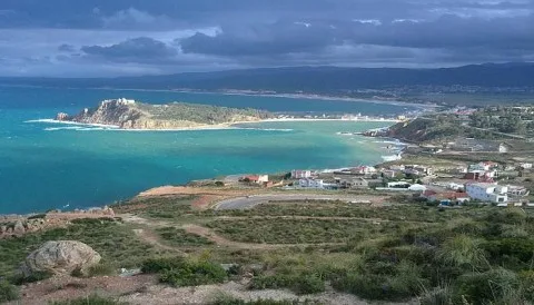 طبرقة التونسية: الجوهرة المتلألئة في البحر الأبيض المتوسط ووجهة سياحية ساحرة على مدار السنة.