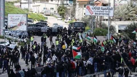 فلسطينيو الداخل ينظمون مظاهرات احتجاجاً على حصار غزة من قبل إسرائيل فلسطينيو الداخل ينظمون مظاهرات احتجاجاً على حصار غزة من قبل إسرائيل