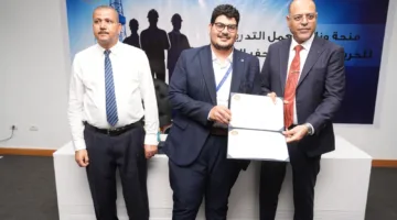 وزير العمل يعلن عن بدء توزيع المنح المجانية لتدريب 600 شاب في قطاع الخدمات النفطية.