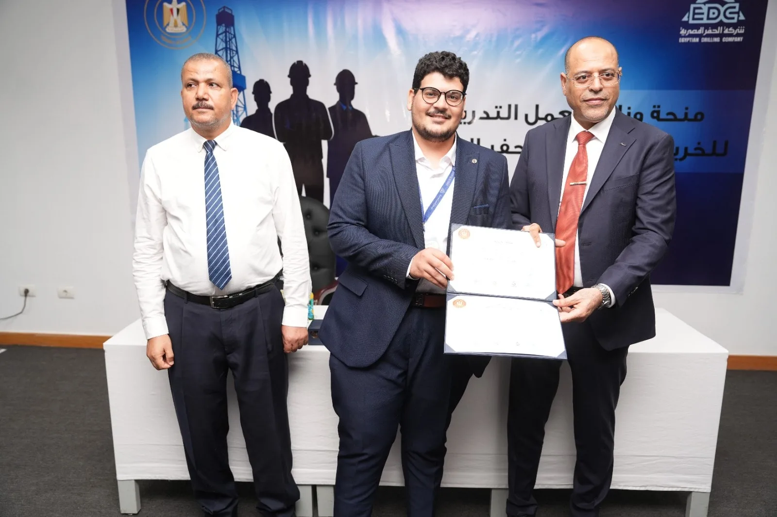 وزير العمل يعلن عن بدء توزيع المنح المجانية لتدريب 600 شاب في قطاع الخدمات النفطية. وزير العمل يعلن عن بدء توزيع المنح المجانية لتدريب 600 شاب في قطاع الخدمات النفطية.