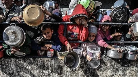 ظلال مجاعة غزة: لوحات تسجل معاناة فارغة القدور